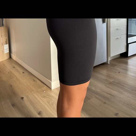 Size 2 lulu lemon align biker shorts 8” - Picture 3 of 4